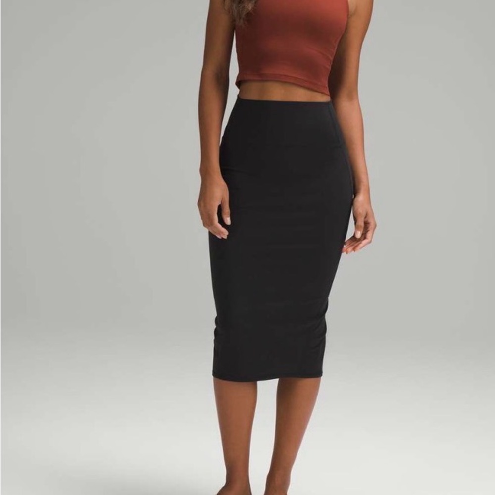 New Lululemon Nulu Slim-Fit High-Rise Skirt
SZ 4 new with tag